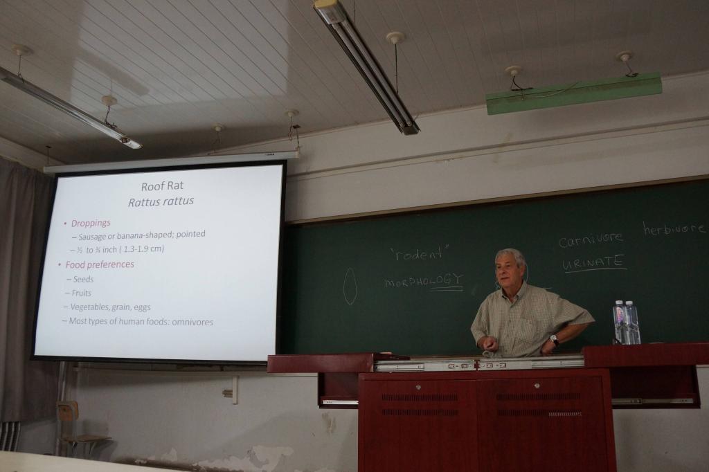 Gregory Blank 教授在食品安全专题课堂
