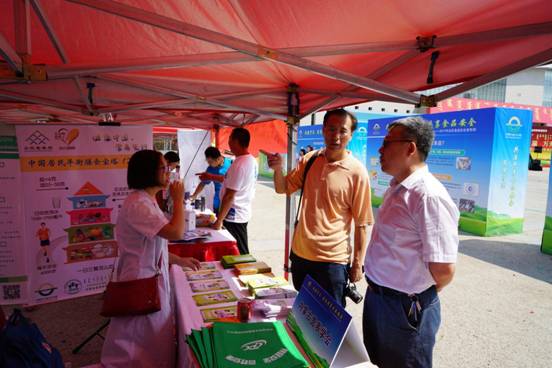 中国食品安全报内蒙古记者站霍建国站长(内蒙古食品药品行业协会副秘书长),参观我会宣传展位并与郭军理事长交流